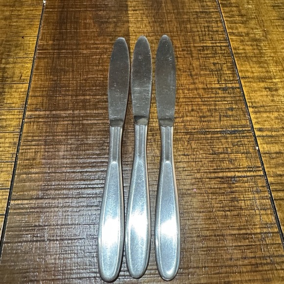 Hampton Silversmiths Other - 3 Hampton Silversmiths MESSINA Dinner Knives 8‎ 7/8" Stainless Steel